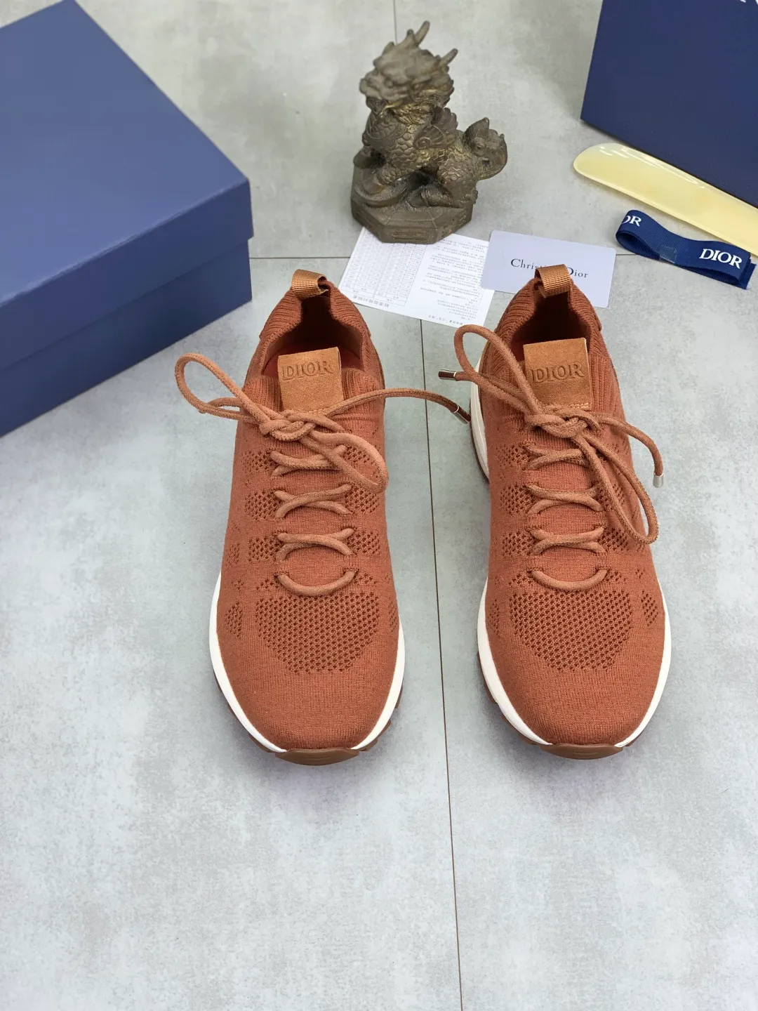 Men's men's shoes P400 new Dior Tech sneakers 2026 early spring series new products, with fashionable details, highlighting retro aesthetics. The fly-knit upper is spliced ​​with the sides of apricot transparent mesh fabric, and the leading edge of the upper window is laminated with high-frequency flat ironing and counter-pressure. The original craftsmanship is beautiful, comfortable and does not fall off. The interior is made of tonal sheep lining, which is soft and comfortable. The heel and tongue are embellished with the Paris logo. The textured TPU soles with the same tonal logo add to the high-end style.  Code number: 38-45 (46 customized)